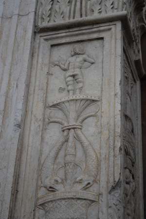 Fig. 17, Ambrogio di Giacomo da Milano e Antonio di Gregorio, Portale di Palazzo Schifanoia, 1466-1471, particolare della lesena sinistra