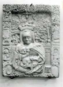 Fig. 8, La lastra di Antonio di Pietro fotografata nel 1978 presso il Museo della Cattedrale (Archivio Fotografico Musei di Arte Antica di Ferrara, foto Vecchi-Piccoli, C.G.F. 4219)