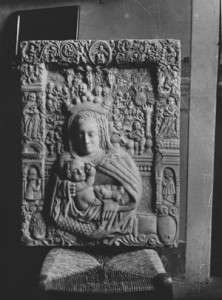 Fig. 9, La lastra di Antonio di Pietro fotografata in Santa Maria in Vado prima del 1929 (Archivio Fotografico Soprintendenza alle Belle Arti e al Paesaggio di Bologna, foto Bolognesi-Orsini, Vecchi-Piccoli, GFS 680)