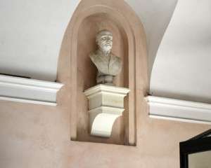 Fig. 4, Giovan Battista Longanesi, Busto di Pietro Niccolini, 1898, Ferrara, Palazzo Schifanoia, atrio