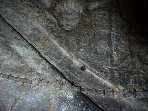 Fig. 4, vista dall'interno del busto di san Giorgio con la linea di giunzione situata sotto il petto