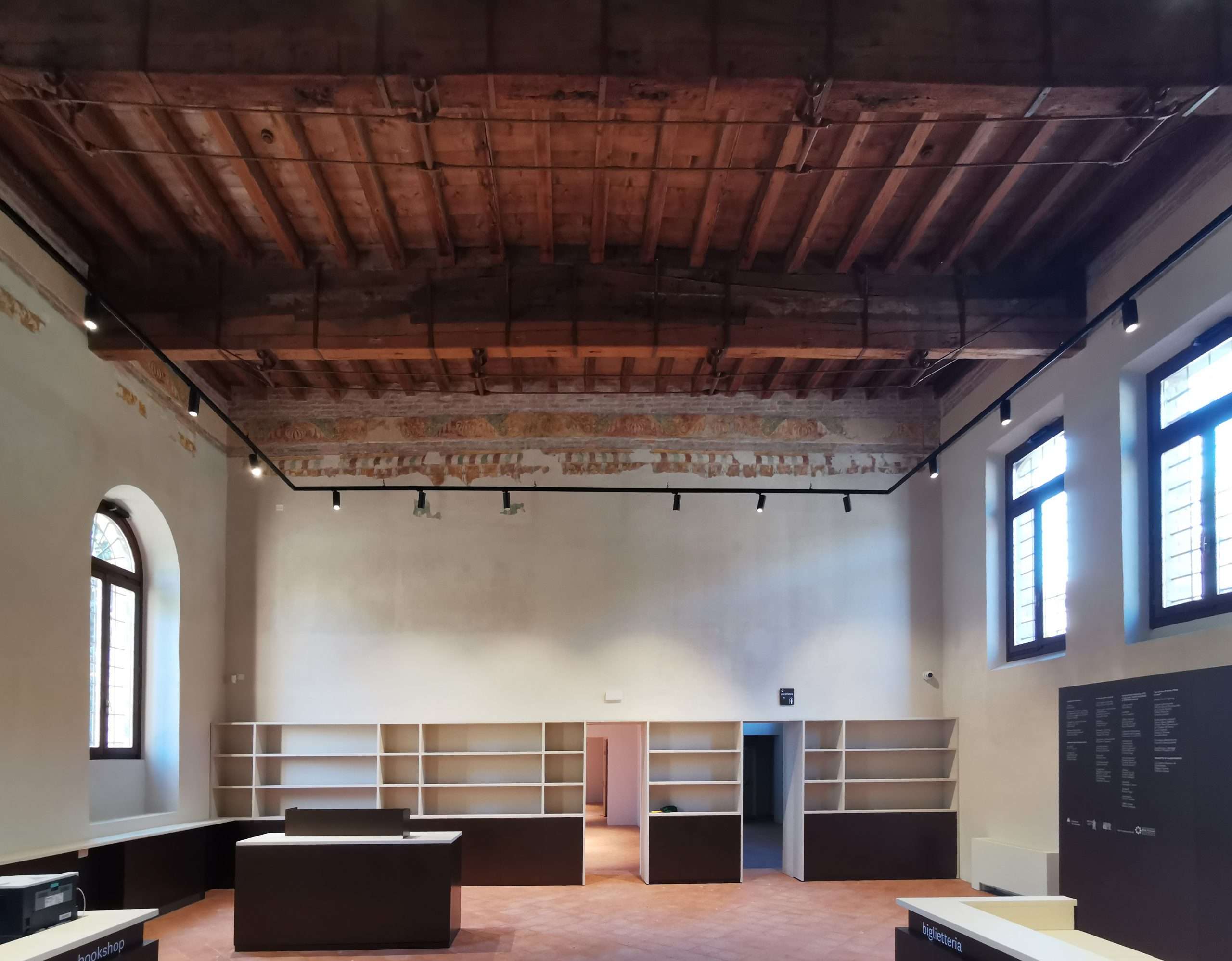 Fig. 10 - Sala bookshop-biglietteria, ex loggiato, a restauro concluso