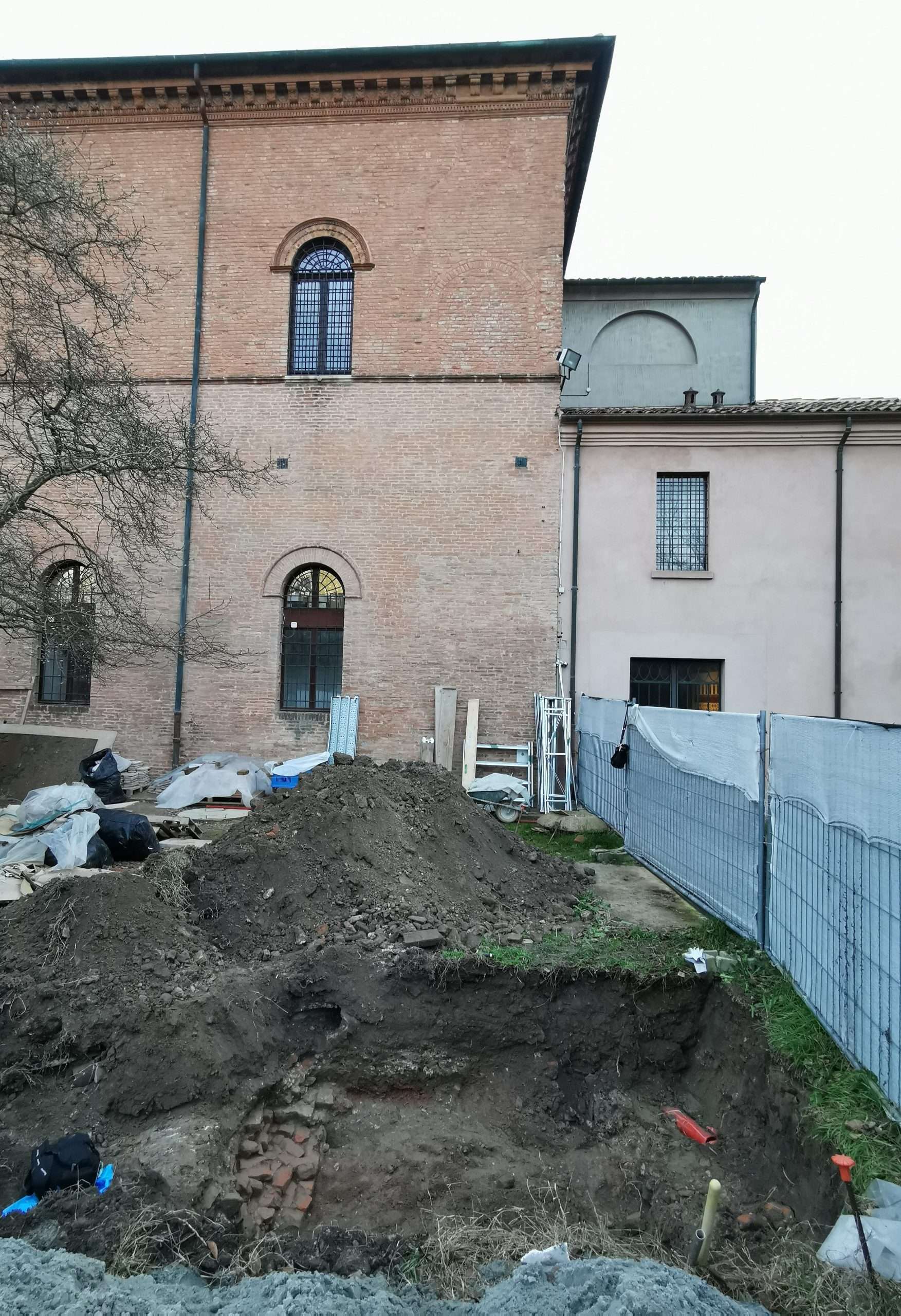 Fig. 11a - Scavo sulle fondazioni dello sScalone di accesso al Salone dei Mesi, demolito nel XVIII secolo