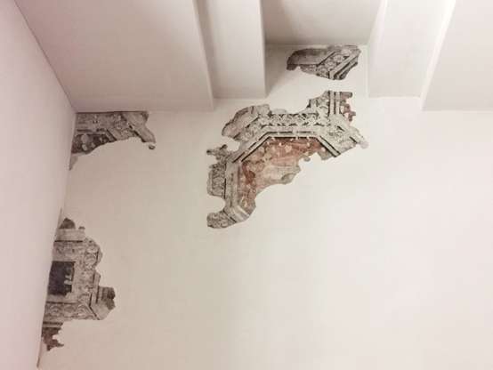 Fig. 4 - Ottagoni dipinti a finti marmi ritrovati al piano ammezzato di Palazzo Schifanoia
