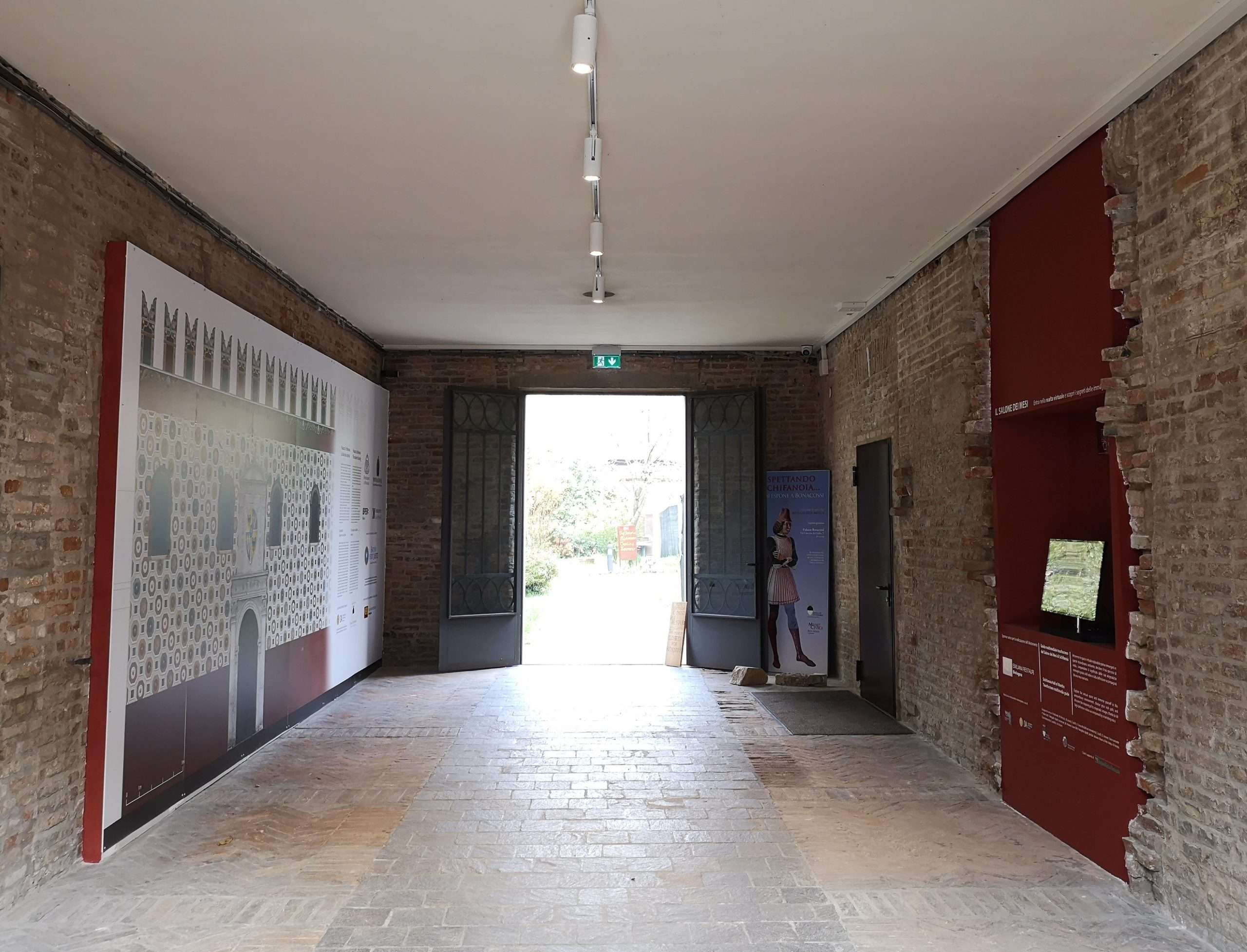 Fig. 5 - "Museo digitale" nell’androne di via Scandiana 21, ala trecentesca di Palazzo Schifanoia