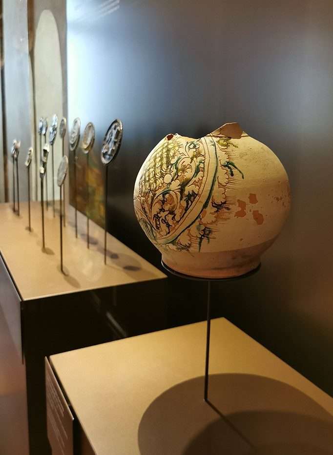 Fig. 2 – Le teche della ceramica e delle medaglie nella mostra: "Schifanoia e Francesco del Cossa. L’oro degli Estensi", 2 giugno 2020 – 10 gennaio 2021