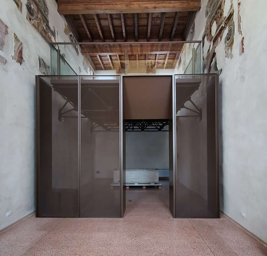 Fig. 3 - Esempio di “quinta” introdotta nelle sale del Trecento (foto scattata in fase di allestimento del percorso espositivo)