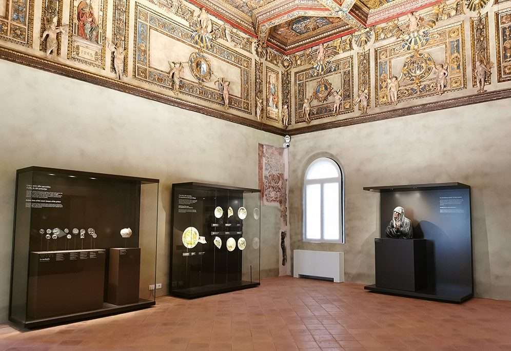 Fig. 4 – Sala delle Virtù. Le prime teche realizzate per la mostra Schifanoia e Francesco del Cossa. L’oro degli Estensi, 2 giugno 2020 – 10 gennaio 2021