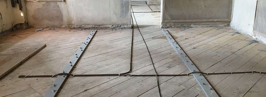 Fig. 8- Irrigidimento e consolidamento dei solai mediante triplo tavolato, piatto metallico ad alto spessore e connettori