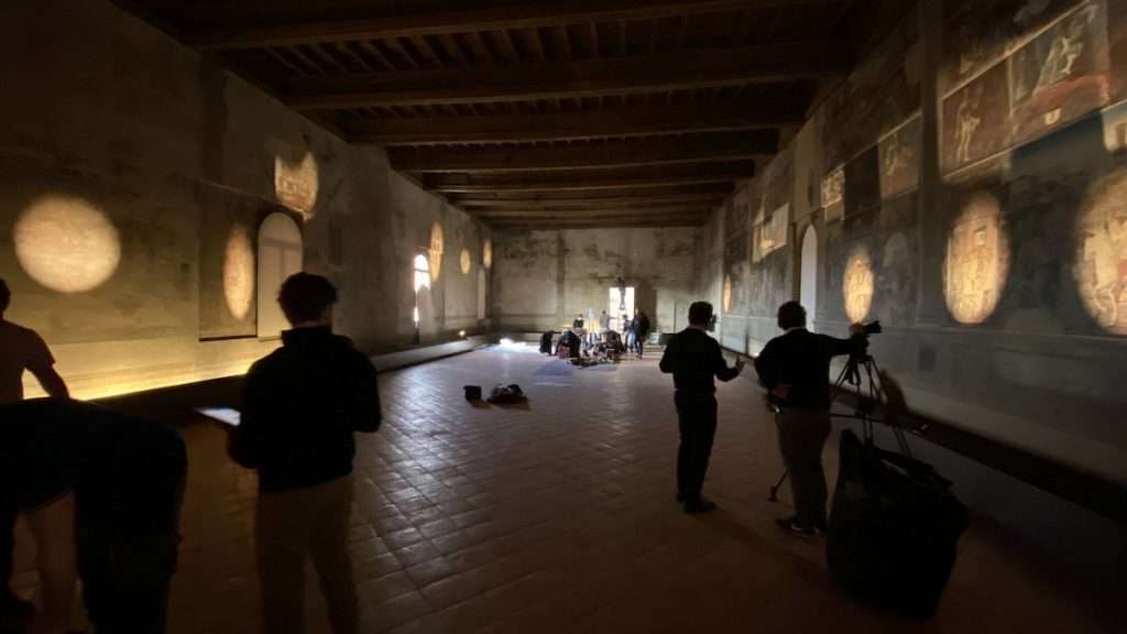 Fig. 2 - Prime fasi di installazione del nuovo impianto di illuminazione del Salone dei Mesi nel febbraio del 2020