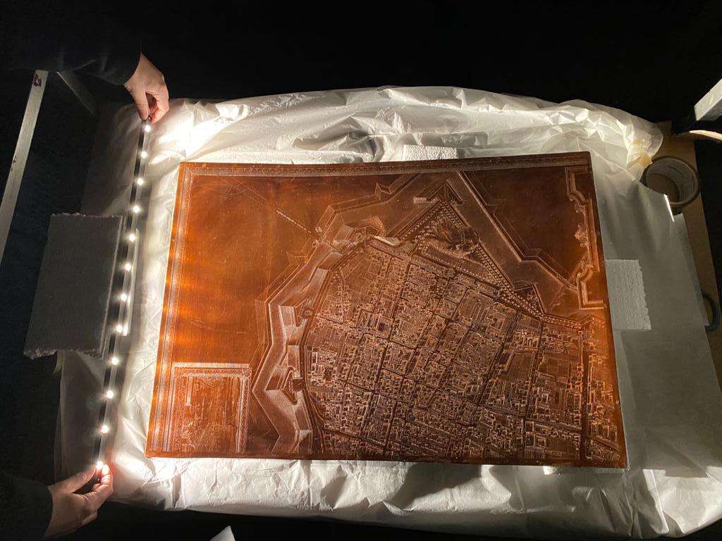 Fig. 3 - Prova illuminotecnica per la realizzazione della teca che ospiterà una delle lastre di Andrea Bolzoni
